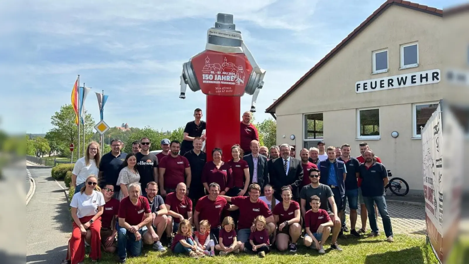 Mit einem überdimensionalen Hydranten weist die Feuerwehr auf das bevorstehende Fest hin.  (Bild: Willi Duschner)