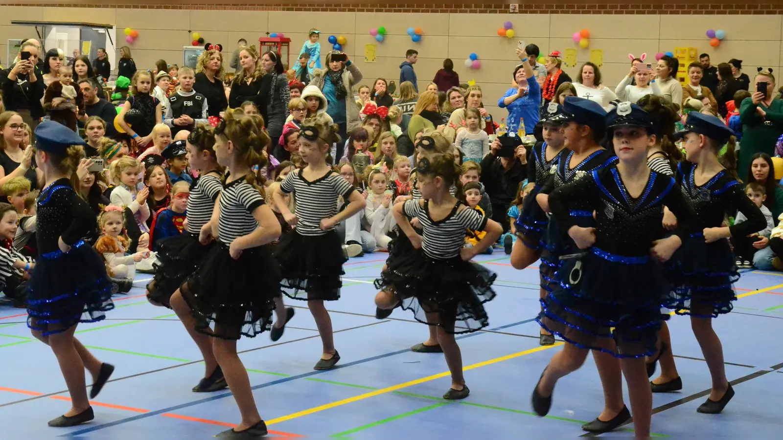 In der Mehrzweckhalle feiern 1000 Kinder und ihre Eltern Fasching.  (Bild: Helmut Kunz)