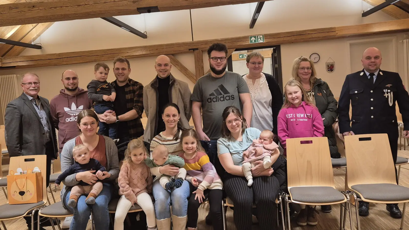 vorne links Julia Schaumberger mit Linus, Christina Martin mit Finn und beiden Geschwistern, Melissa Bayer mit Sofie. Hinten links Bürgermeister Max Bindl, Jugendbeauftragter Manuel Ernst, Florian Schaumberger mit Sohn,, Alexander Martin, Johannes Strauß, Marietta Hofmann mit Tochter, Familienbeauftragte Andrea Schwägerl und Martin Wölfl Feuerwehr. (Bild: Ernst Manuel)