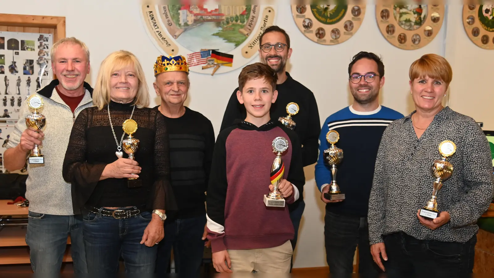 Siegerehrung beim Bürgerschießen der Schützengesellschaft Freischütz Karmensölden. Von links: Georg Erras (Feuerwehr), Maria Weiss (Siedler Schäflohe 2), Bürgerkönig Anton Donhauser, Jugendkönig Max Jüntgen, Marco Pilhofer (Siedler Schäflohe 1), Florian Füger (CSU Eisberg-Karmensölden 1) und Silvia Jüntgen (Siedler Fuchsstein-Speckmannshof). (Bild: gf)