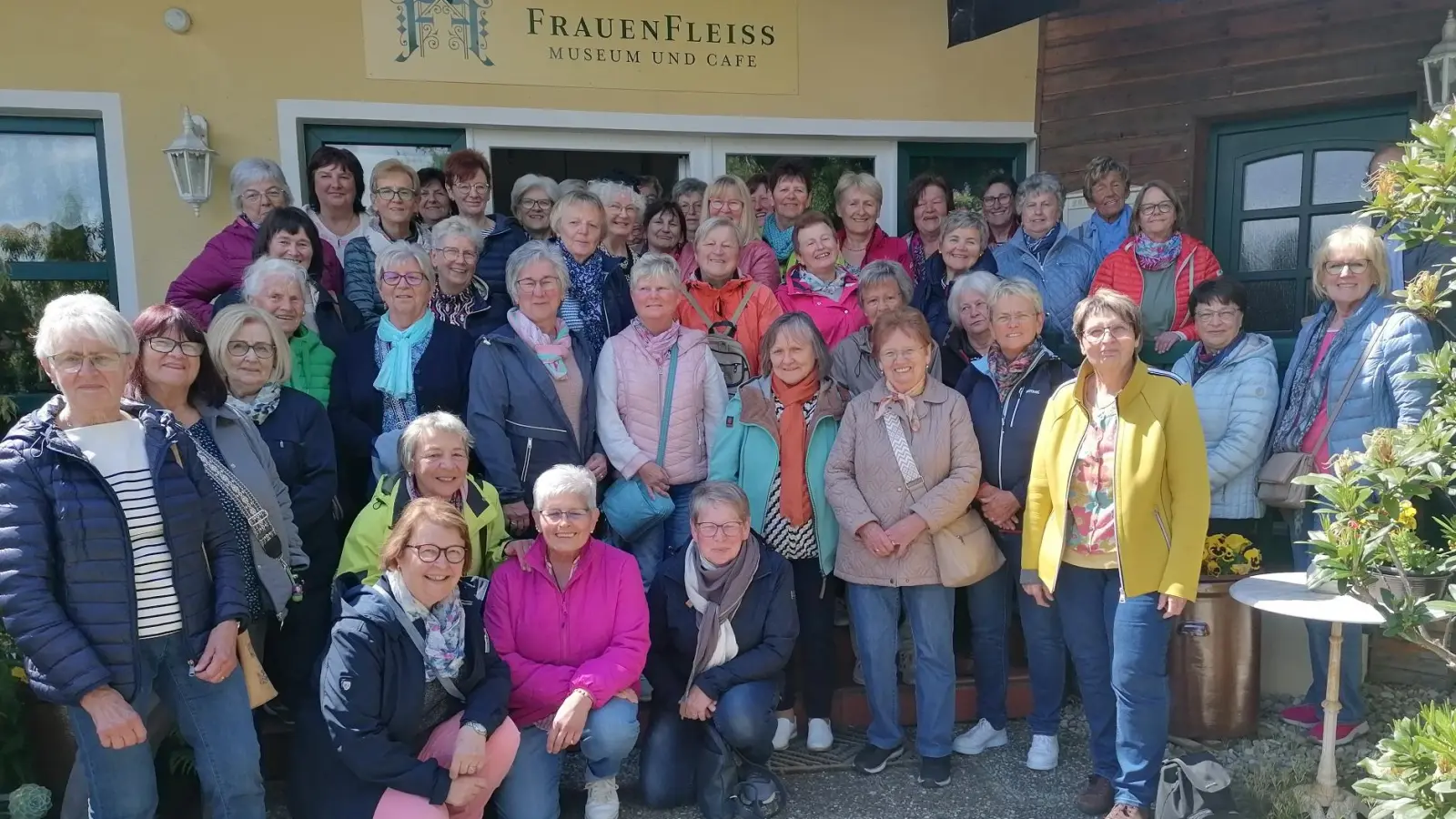 Gruppenbild vor dem Museum „Frauenfleiß”  (Bild: Hartmann Anita)