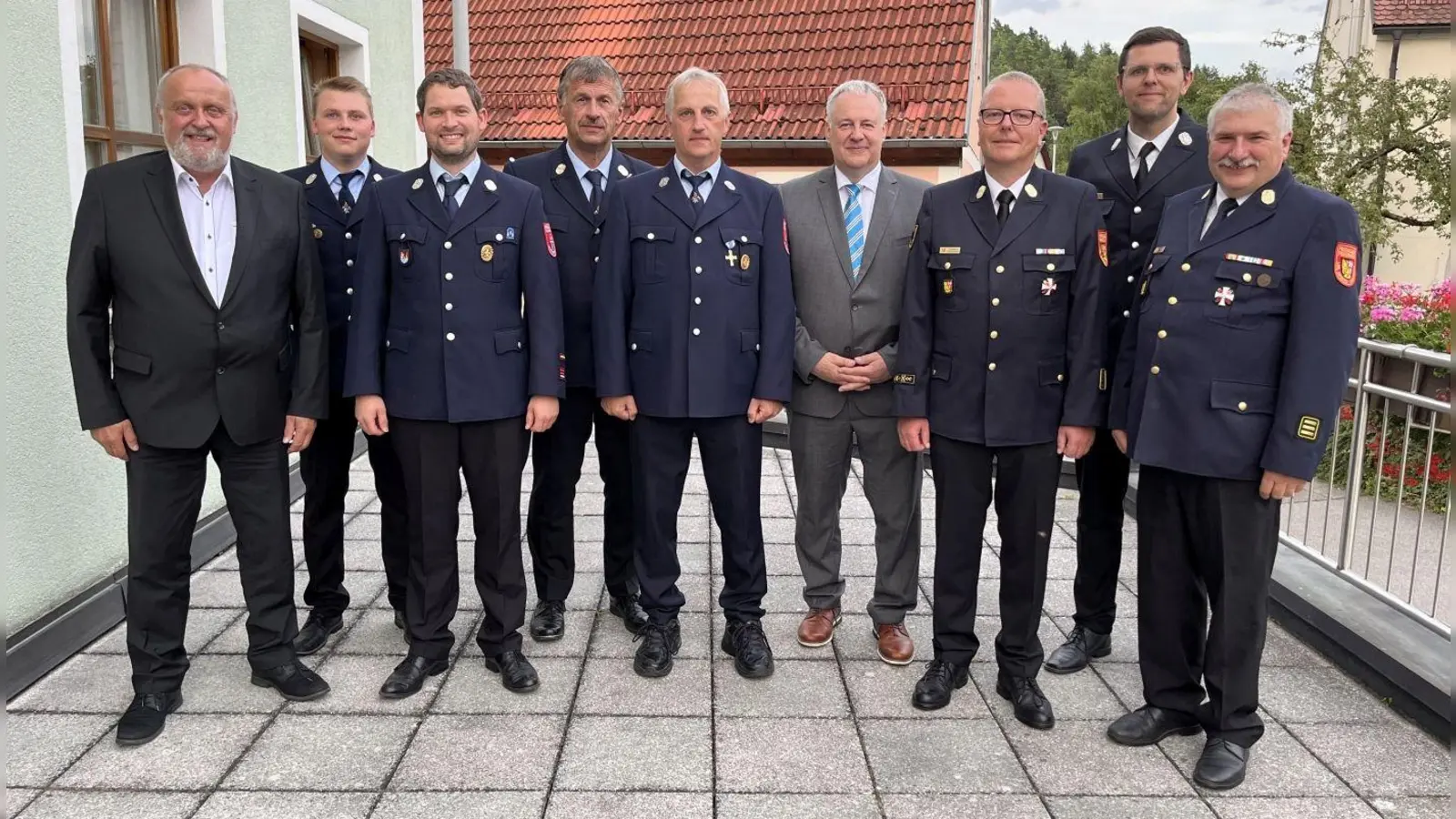 Landrat Richard Reisinger händigte an Simon Klaus und Christoph Lehmeier (4. u. 5.v.li.) das Ehrenzeichen in Gold aus. (Bild: Christine Hollederer)