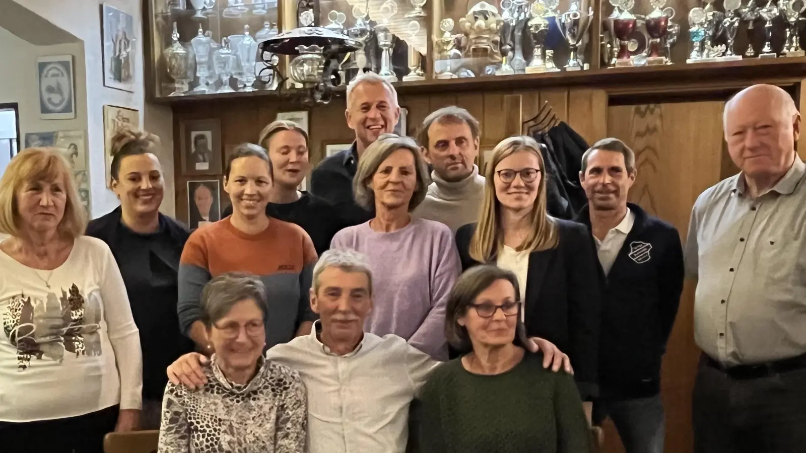 Vorsitzender Ferdl Grieger (sitzend, Mitte) mit seinem Team der SpVgg-Schirmitz-Tennisabteilung und dem Vorsitzenden des Hauptvereins, Sigi Pautsch (stehend, rechts). (Bild: Reini Herrmann/exb)