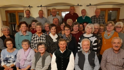 35 Mitglieder der Lintacher Einschuljahrgänge 1950 bis 1958 kommen im Gasthaus Rehaber zusammen. Organisiert hat das Klassentreffen Hans Schwarz (vorn rechts). (Bild: jow)