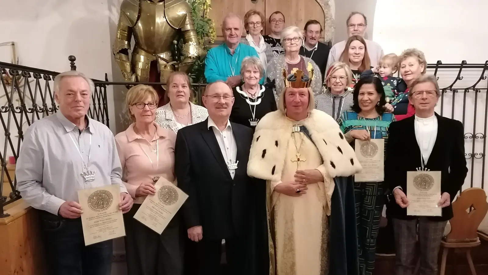 Die Mitgliedschaftsgeehrten (von links erste Reihe) Heinz und Gisela Krieger mit Kanzler Gerhard Büttner, König Ruprecht alias Michael Koller, Jenny Meier-Bardales und Georg Pohla, dahinter weitere Ausgezeichnete (von links) Anna Dobmeier, Christa Boyne, Christina Koenen, Julian und Gabi Büttner, (oben von links) Hermann Meier, Anneliese Kreuzer, Schatzmeister Roland Büttner, Frau Pohla, Josef und Gerhard Eilles und Conny Büttner.  (Bild: Michael Koller junior)