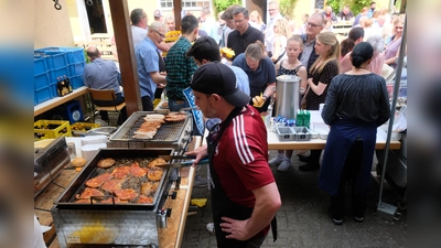 Beim Maifest der Katholischen Pfarrei werden wieder zahlreiche Besucher erwartet. Für die Schmankerln sind die kirchlichen Organisationen verantwortlich.  (Bild: Robert Dotzauer)