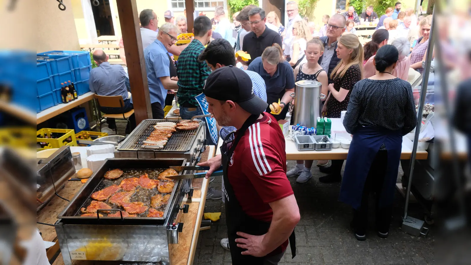 Beim Maifest der Katholischen Pfarrei werden wieder zahlreiche Besucher erwartet. Für die Schmankerln sind die kirchlichen Organisationen verantwortlich.  (Bild: Robert Dotzauer)