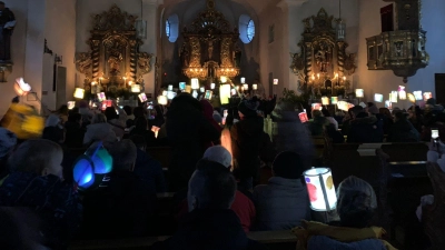 Für eine ganz besondere Stimmung sorgten die bunten Laternen der Buben und Mädchen aus dem AWO-Kinderstodl Püchersreuth bei der Martinsfeier in St. Peter und Paul. (Bild: Sebastian Arnold/exb)