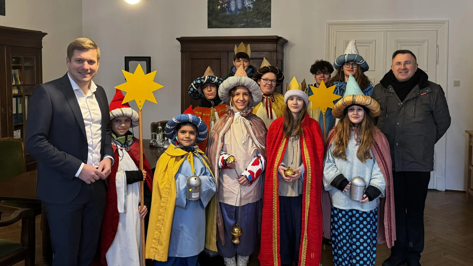 Erster Bürgermeister Nicolas Lahovnik, links im Bild, freut sich über den Besuch der Sternsinger im Rathaus.  (Bild: Kristina Wiedel)