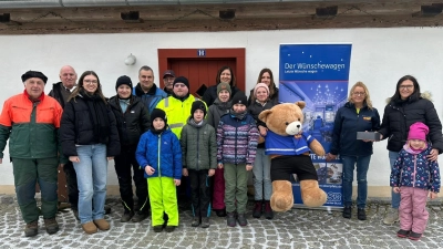 Einige Mitglieder der KLB Tirschenreuth zusammen mit Frau Simone Kreppner vom „Wünschewagen Franken/Oberpfalz“.  (Bild: Herbert Konrad )