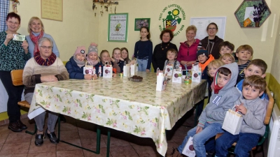 Die Leiterin der Kindergruppe, Margareta Czichon (links) nahm von Rosi Polland (rechts daneben) die Spende entgegen. Mit im Bild: Die Kinder und die Betreuerinnen (stehend hinten).  (Bild: Bernhard Czichon)