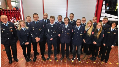 Sie sind die Leistungsträger der Speichersdorfer Wehr um Kommandant Volker Hammon (Achter von rechts). Großen Respekt zollten auch Kreisbrandinspektorin Kerstin Schmidt, Kreisbrandmeister Jürgen Küffner (von rechts) und Ehrenkreisbrandmeister Karlheinz Sehnke (links). (Bild: whü)