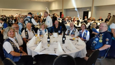 Member der Blue Knights Germany VII mit dem inter. Stgate Repressentant von Kansas Jim Miller (Bildmitte) (Bild: Georg Arnold)