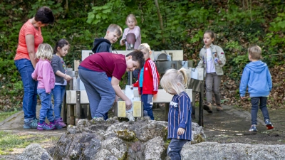 Durch Pfützen springen und mit Wasser planschen: Der Brunnen am Abenteuerspielplatz war ein Anziehungspunkt (Bild: Michael Schade)