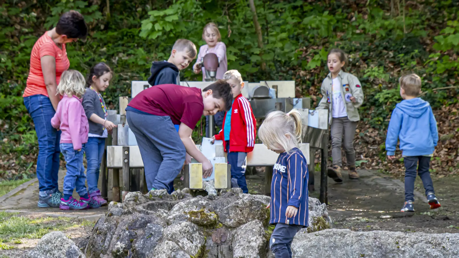 Durch Pfützen springen und mit Wasser planschen: Der Brunnen am Abenteuerspielplatz war ein Anziehungspunkt (Bild: Michael Schade)