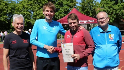 Erik Hille bekam die Bestennadel in Gold des deutschen Leichtathletikverbandes überreicht. TV Trainer und Coach Franz Pretzl, 1. Vorstand Dr. Bernd Mühldorf, Erik Hille und der Laufwart des Bezirkes Oberpfalz, Mario Forster. (Bild: Franz Pretzl)