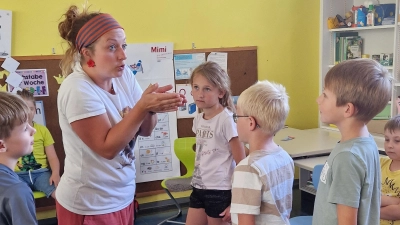 Frau Juliana Dotzler trainiert gezielt mit jedem Kind der beiden Kombiklassen (Bild: Kerstin Münchmeier)