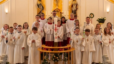 Pfarrer Adam Karolczak und die 15 Erstkommunionkinder der Pfarrei St. Emmeram. (Bild: Tobias Kirner)