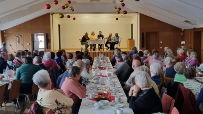 Senioren aus Parkstein, Bad Neualbenreuth, Mähring und Eslarn treffen sich zur „Kleinen Adventsbühne“ in Parkstein (Bild: Bernhard Hofmann/exb)