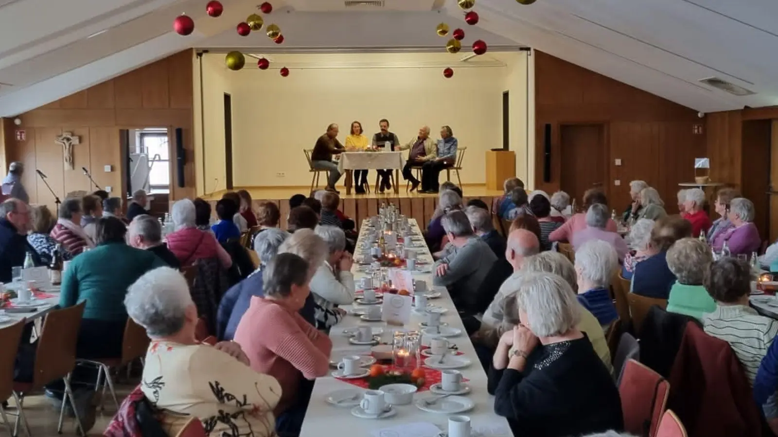 Senioren aus Parkstein, Bad Neualbenreuth, Mähring und Eslarn treffen sich zur „Kleinen Adventsbühne“ in Parkstein (Bild: Bernhard Hofmann/exb)