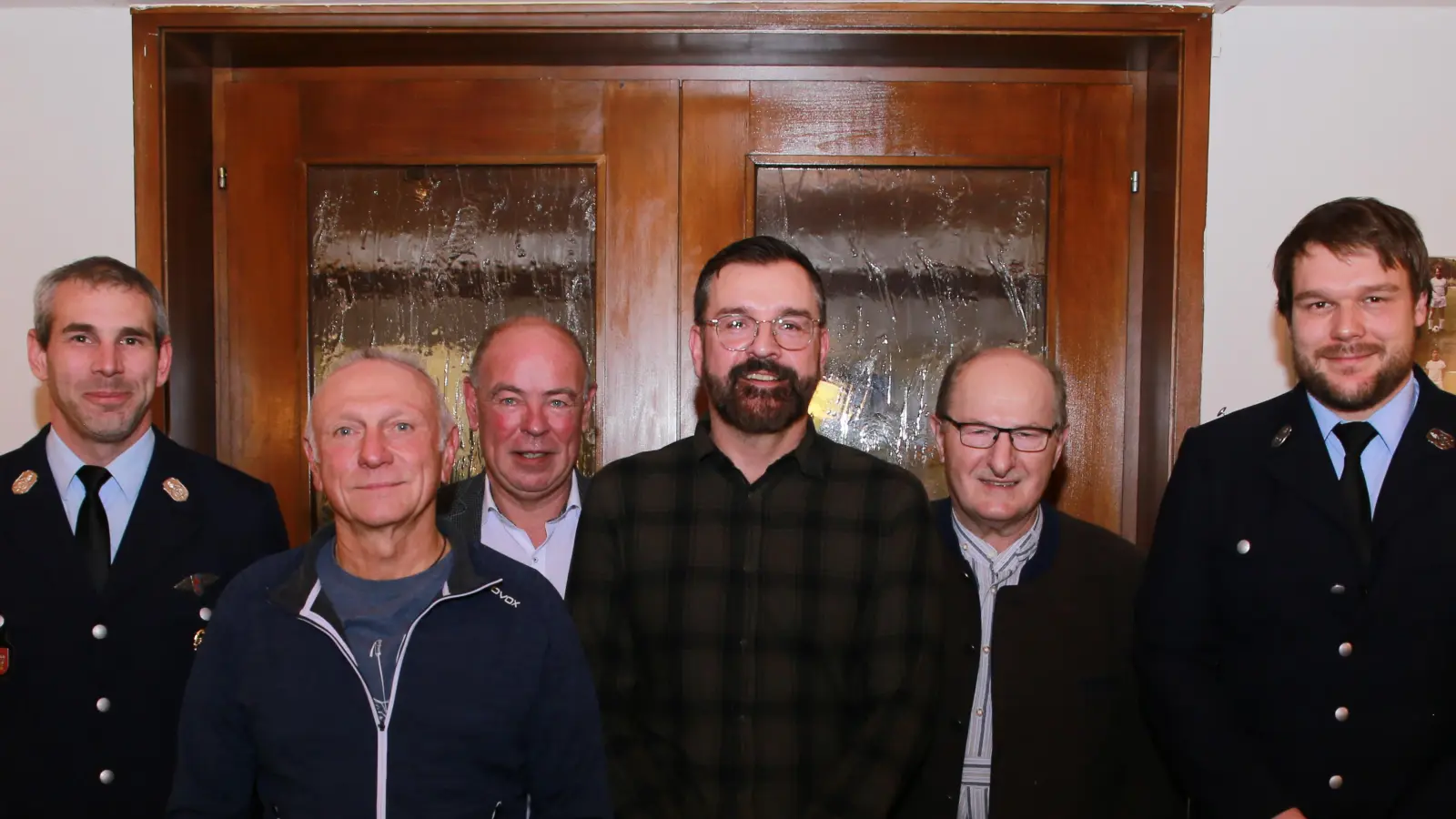 Die Gemeinde Kümmersbruck ehrt verdiente Führungskräfte der Feuerwehr Theuern (von links): Zweiter Kommandant Matthias Wiendl, Richard Schwarz, Bürgermeister Roland Strehl, Markus Götz, Dritter Bürgermeister Hubert Blödt und Zweiter Vorsitzender Sebastian Schieder. (Bild: egl)