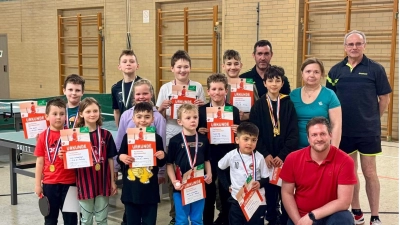 v.l.n.r. Jonas Schottenheim, Timo Spörrer, Luisa Lautenschlager, Tim Lautenschlager, Leonie Iberl, Lukas Rodriguez, Michael Pfab, Bastian Lautenschlager, Michael Negel, Moritz Klier, Benjamin Rodriguez, 1. Vorstand Alfred Negel, Julian Harrer, Trainer Christian Lautenschlager, Birgit Baldauf, Abteilungsleiter Werner Apfelbacher und Niclas Winkler. (Bild: Christian Lautenschlager)