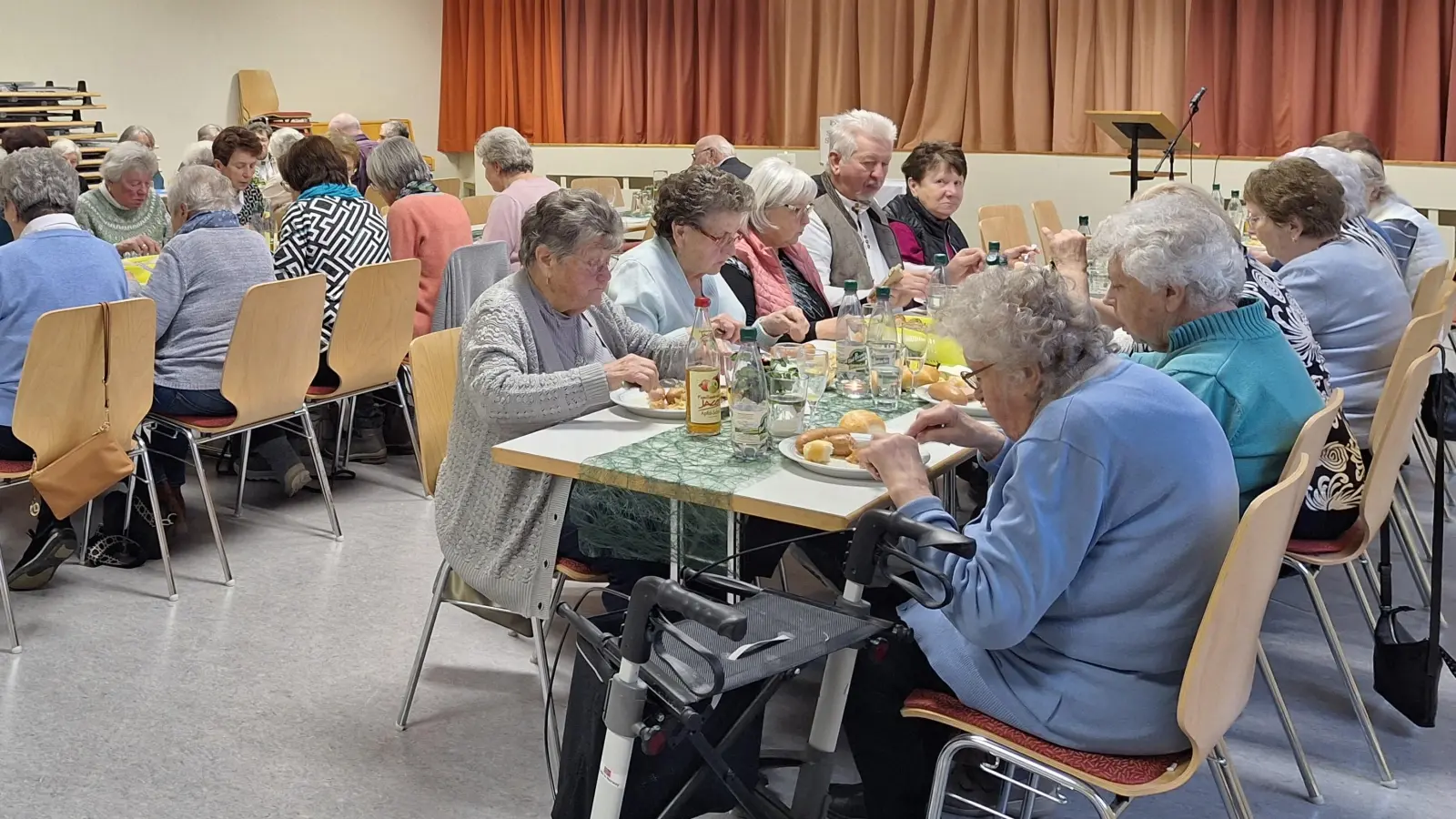 Senioren beim Jahresauftakt im Pfarrsaal, Schirmitz  (Bild: Alfred Wulfänger)