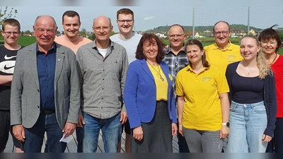 Die Schwimmschule Aqua Vitalis hat treue Mitglieder geehrt (von links): Leonhard Troidl; Bürgermeister, Roland Strehl; Jugendwart Markus Doschat; Ralf Doschat, Raphael Junkes, Christine Fleischmann, Robert Mangold; Sophie Leitl, Vorsitzender Bernhard Fleischmann; Sina Schmidt und Ines Morgenstern. (Bild: Stefanie Sieber/exb)