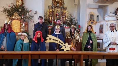 Die Aussendung der Sternsinger in der Pfarrkirche in Wernersreuth: (vorne, von rechts) Pfarrer George, Benedikt Frank, Simon Helm, Jan Pilsak, Bastian Heindl, Niklas Artmann und Paul Meyer sowie (hinten, von links) Fabian Meyer und Stefan Frank vom Pfarrgemeinderat.	 (Bild: Brigitte Meyer/exb)