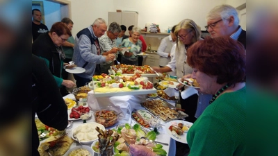 Belagerungszustand am Schlemmerbuffet beim Weinabend der Rosenberger Siedler. (Bild: Hildegard Geismann )