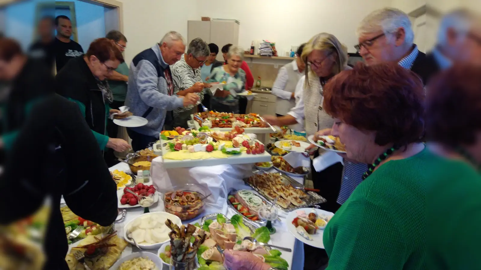 Belagerungszustand am Schlemmerbuffet beim Weinabend der Rosenberger Siedler. (Bild: Hildegard Geismann )