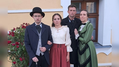 Bürgermeister Rehbein (Markus Schramml) und seine Familie (v.r. Johanna Walberer, Ann-Cathrin Meier, Dominik Schreffl).<br> (Bild: Georg Hammerl)