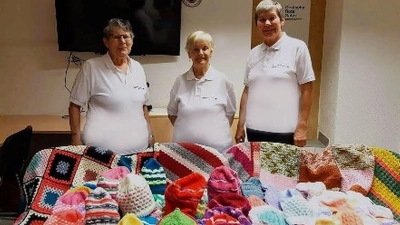 Mützen, Socken und Decken hat die Handarbeitsgruppe des BRK Wiesau an die Aktion Feuerkinder übergeben. (Bild: Gudrun Arnold/exb)