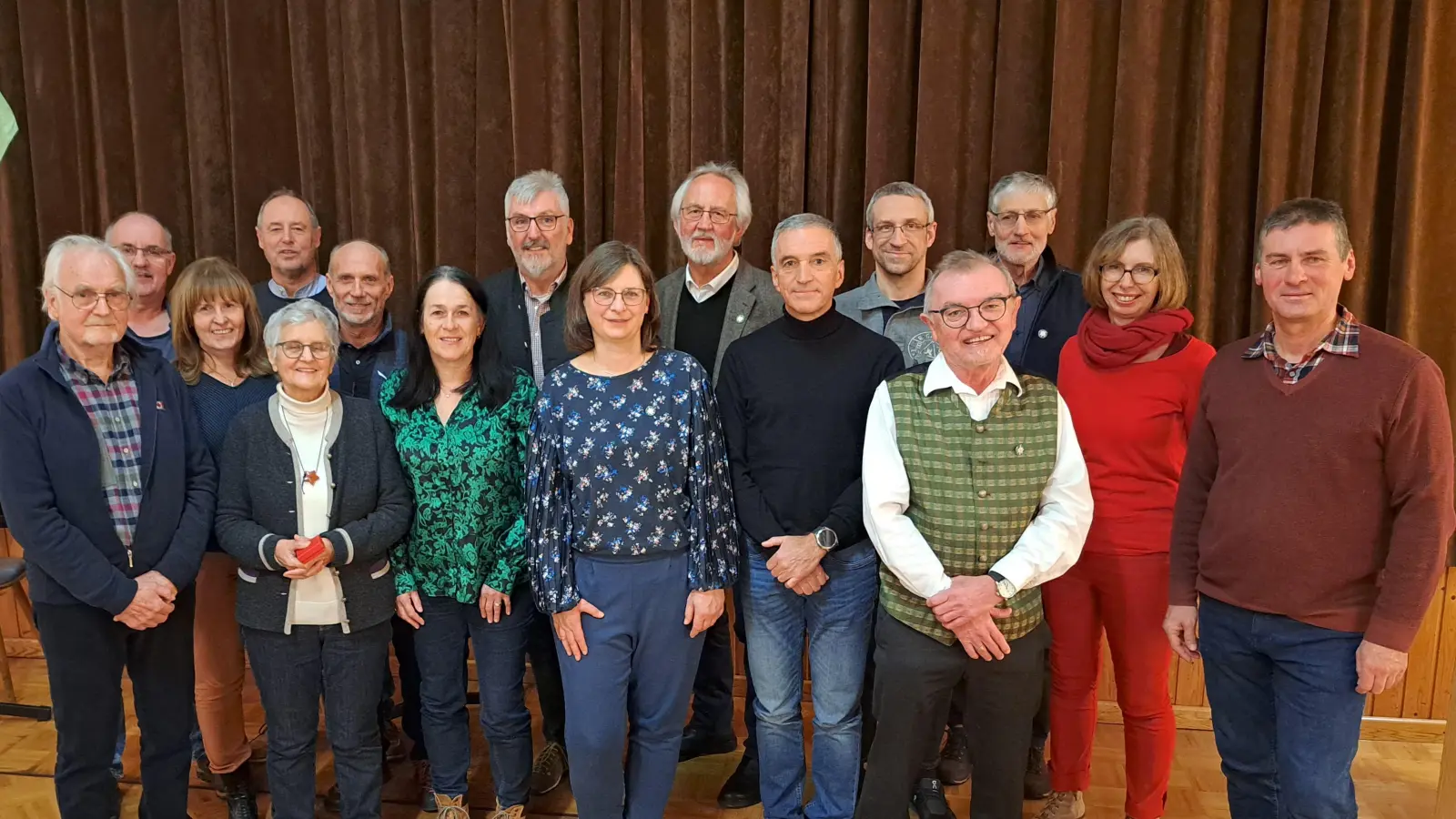 Langjährige Mitglieder mit 1. Vorsitzenden Stefan Schönberger (hinten 4.v.links) und 2. Vorsitzenden Helmut Roßmann (hinten 2.v.links) (Bild: Doris Reil)