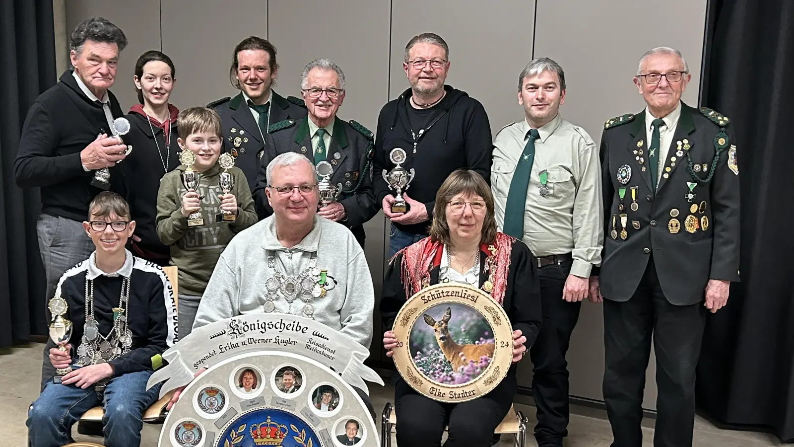 Erfolgreiche Tell-Schützen: (sitzend, von links) Noah Platzer, Reinhard Pirner, Elke Stadter, (stehend, von links) Heinz Renner, Anna-Lena Schertl, Tristan Zeltner, Christian Stadter, Peter Müller, Hans Martin Grötsch, Dietmar König und Franz Grötsch. (Bild: wku)