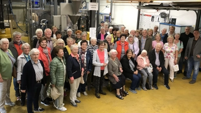 Gruppenbild mit Seniorenbeauftragten und mit Chef der Hartmann Ölmühle. (Bild: Gabriele Beck)