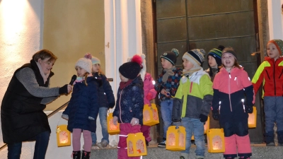 Mit einem Gedicht zu Sankt Martin stimmte eine Gruppe des Kindergartens auf den Stufen des Haupteingangs der Pfarrkirche in die Feier ein. (Bild: Peter Garreiss)