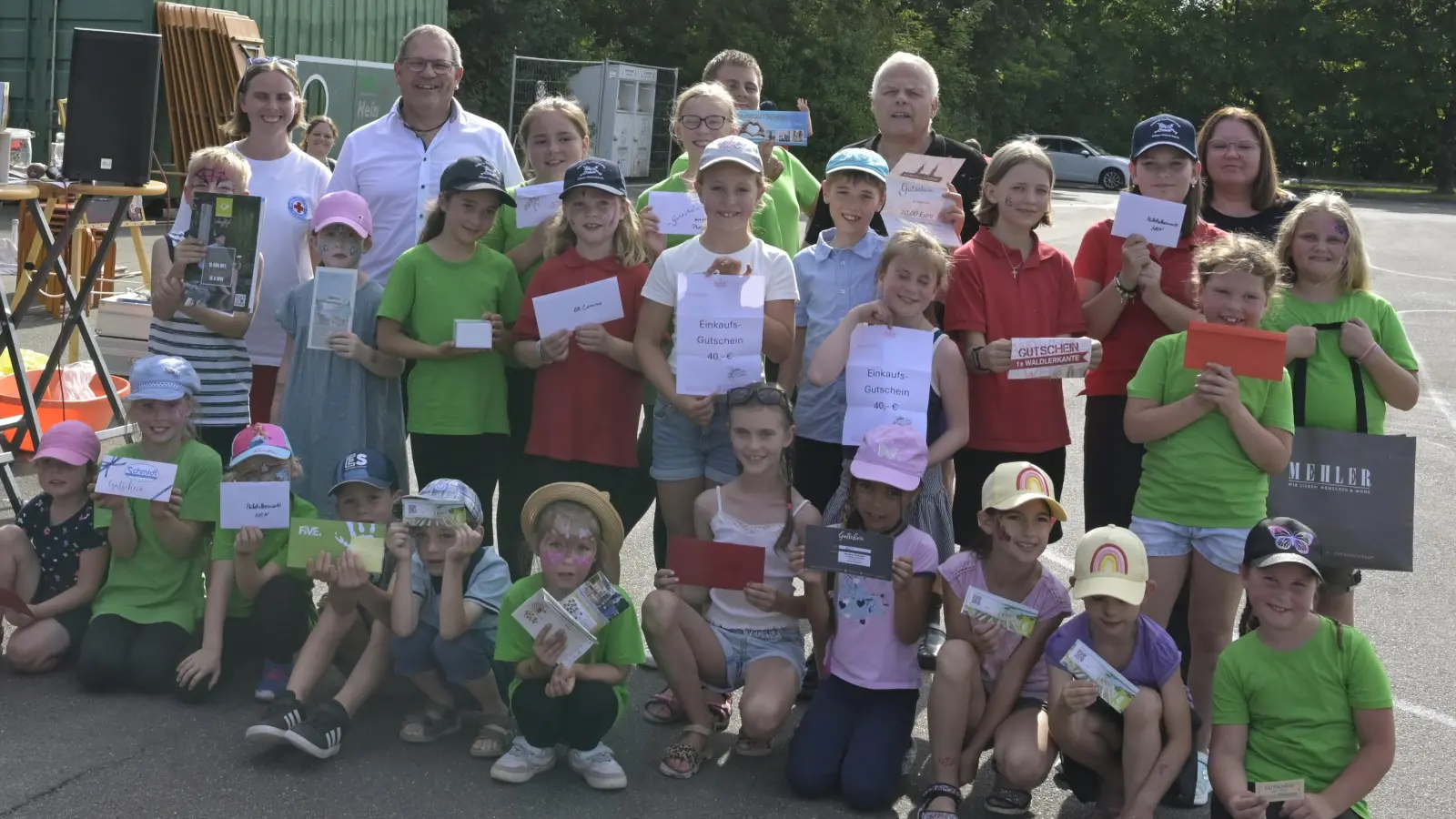 Die Gewinner der Tombola bei großem Spielefest in Oberviechtach. Mit 2. BGM Egbert Völkl  (Bild: Michael Welnhofer)