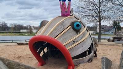 Der Königskarpfen, ein Spielgerät auf dem Spielplatz „Fischers Fritz” am Fischhofpark ist nach Ausbesserungsarbeiten wieder freigegeben. Die ausgetauschten Bretter sind gut zu erkennen.  (Bild: kaz)