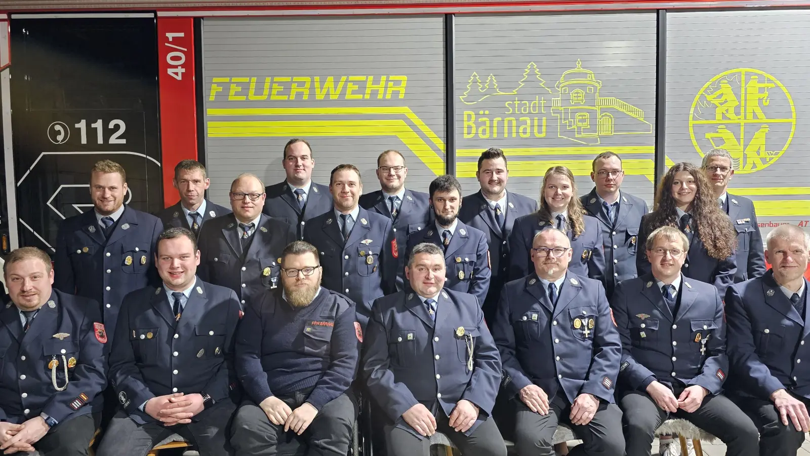 Das Führungsteam der Feuerwehr Bärnau. Sitzend, von links Christian Schedl, Julian Freundl, Florian Schwägerl, Kommandant Michael Zintl, Vorsitzender Gerald Freundl, Christian Gleißner und Peter Schaller, stehend, von links Johannes Fischer, Christian Schabner, Christian Hültner, Andreas Wolf, Alexander Wölfl, Michael Kreuzer, Sascha Summerer, Thomas Schrems, Sandra Schmidkonz, David Freundl, Lena Zintl und Kreisbrandmeister Helmut Czepa.<br> (Bild: Feuerwehr Bärnau/exb)