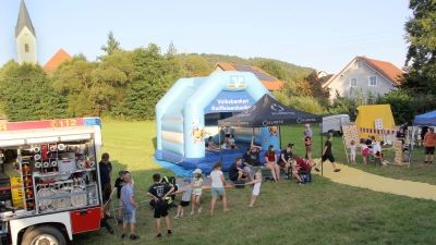 Auch das gehört zum Sommerfest der Feuerwehr: Die Kinder haben alljährlich einen riesigen Spaß am Spieleangebot, betreut von der Jugendfeuerwehr. Die große Wiese unmittelbar am Feuerwehrhaus ist der ideale Spielplatz.  (Bild: Sandra Urban)