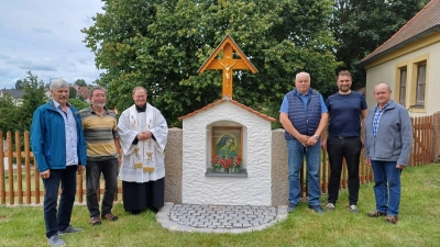 Auf dem Bild von links nach rechts: Hans Wopperer, Otto Ackermann, Pfarrer Heribert Stretz, die neu gesegnete Mariengrotte, Reinhold Meyer, Markus Schreyer, Josef Wegmann.<br> (Bild: Birgit Übelmesser)