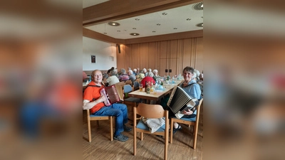 Fleißig gesungen und musiziert wurde beim Seniorennachmittag von St.Georg-60plus. (Bild: Martina Mielke/exb)