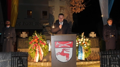 Bild zeigt Bürgermeister Wolfgang Söllner bei der Gedenkfeier am Denkmal in Ebnath. (Bild: Josef Söllner)