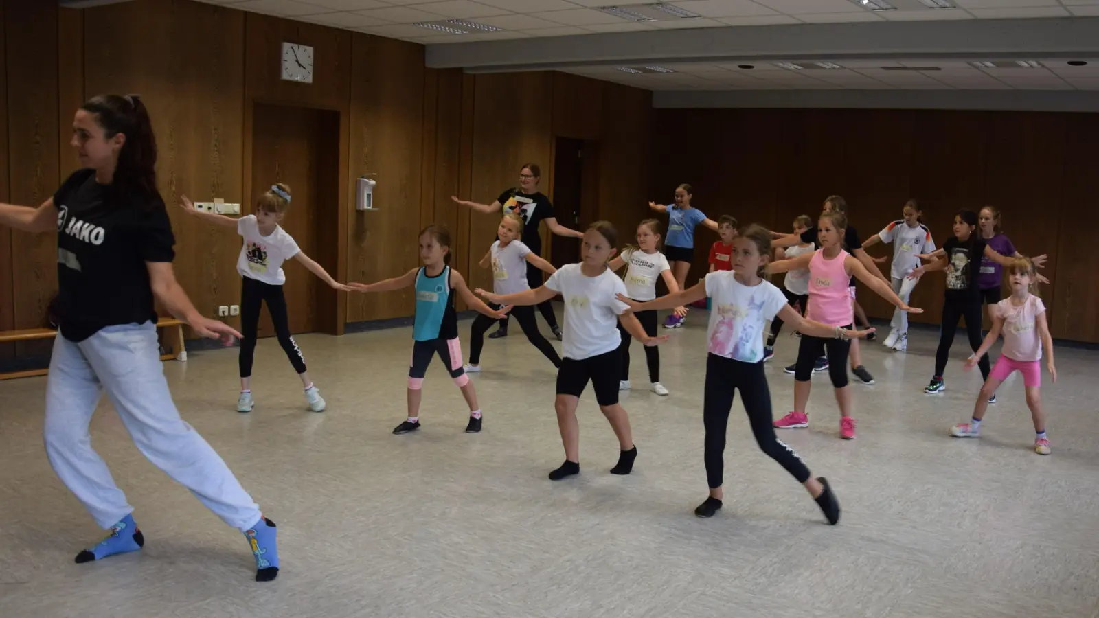 Mit Begeisterung waren die 16 Kinder beim Tanzworkshop in der Stadthalle dabei. (Bild: Tanja Pflaum)