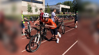 Rauf auf den Sattel. Und los geht&#39;s beim Schülertriathlon.  (Bild: Kerstin Zeus/exb)