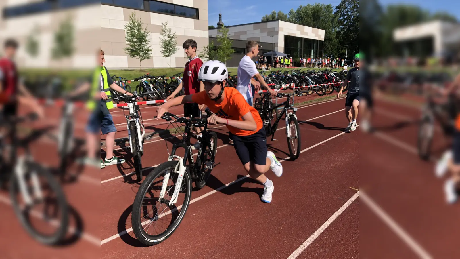 Rauf auf den Sattel. Und los geht&#39;s beim Schülertriathlon.  (Bild: Kerstin Zeus/exb)