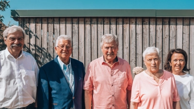 Das Foto zeigt den Jubilar Rudolf Sitter mit seiner Frau Gisela, der Tochter Alexandra Sitter, vormalige Bürgermeister, sowie Reinhard Ott und Altlandrat Armin Nentwig. <br> (Bild: Moritz Sitter)