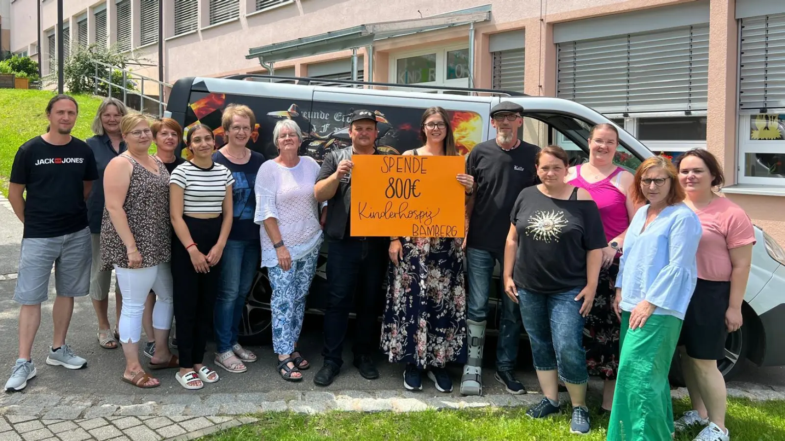 Die Motorradfreunde und ihre Unterstützer sammelten bei einer Spendenaktion 15 000 Euro. Das Geld ging an das Kinderhospiz Bamberg. (Bild: GFP Erbendorf/exb)