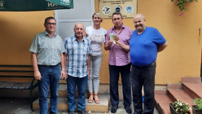 Übergabe der 2.500 Euro an die Verwantwortlichen im Altenheim Domanovici. Es zeigt von links: Bernhard Krannich, Richard Pscherer, die Leiterin des Heimes Ivona Kraljic, Klaus Fiebig und Drazan Cule, dem Vorsitzenden des Wohltätigkeitsvereins. (Bild: Klaus Fiebig)